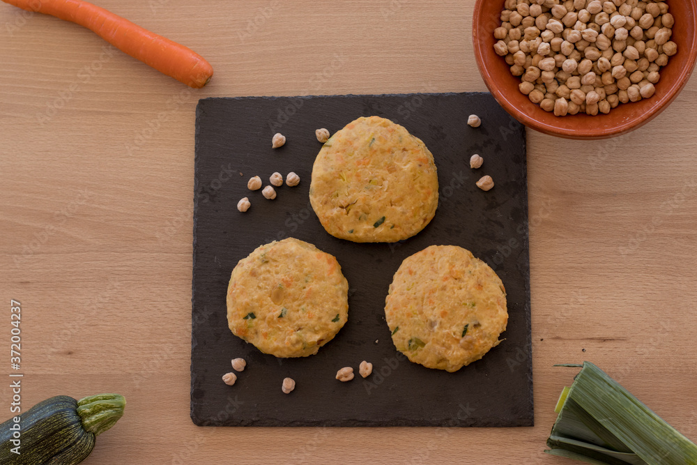 Hamburguesa vegetariana hecha con garbanzos Hamburguesa vegetariana hecha con garbanzos