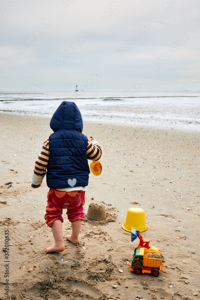 Kind spiel mit seinem Spielzeug am Strand Kind spiel mit seinem Spielzeug am Strand