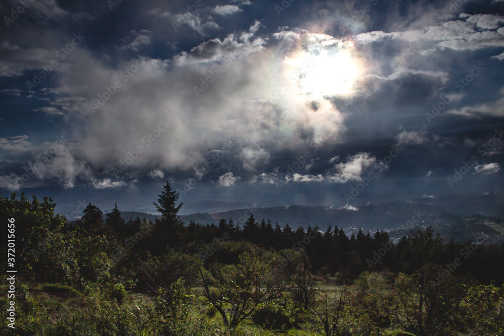 Fototapeta premium Dramatische Wolken über dem Taunus