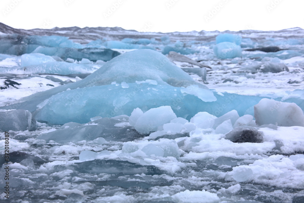 アイスランドのヨークルスアゥルロゥン氷河湖で、氷河湖から氷が海に流れ出して ダイヤモンドビーチを形成しています。 アイスランドのヨークルスアゥルロゥン氷河湖で、氷河湖から氷が海に流れ出して ダイヤモンドビーチを形成しています。