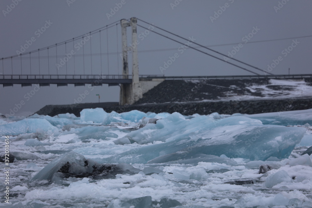 アイスランドのヨークルスアゥルロゥン氷河湖で、氷河湖から氷が海に流れ出して ダイヤモンドビーチを形成しています。