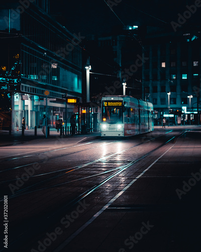 Tram an Haltestelle bei Nacht © Christian