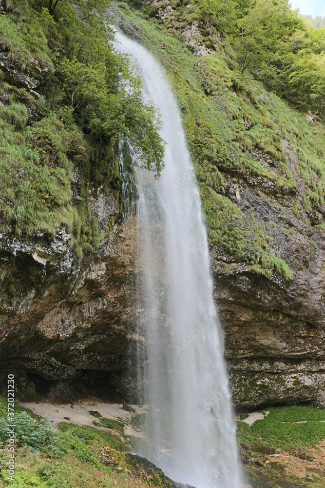 Obraz premium Cascate di goriuda nei boschi, Italia.