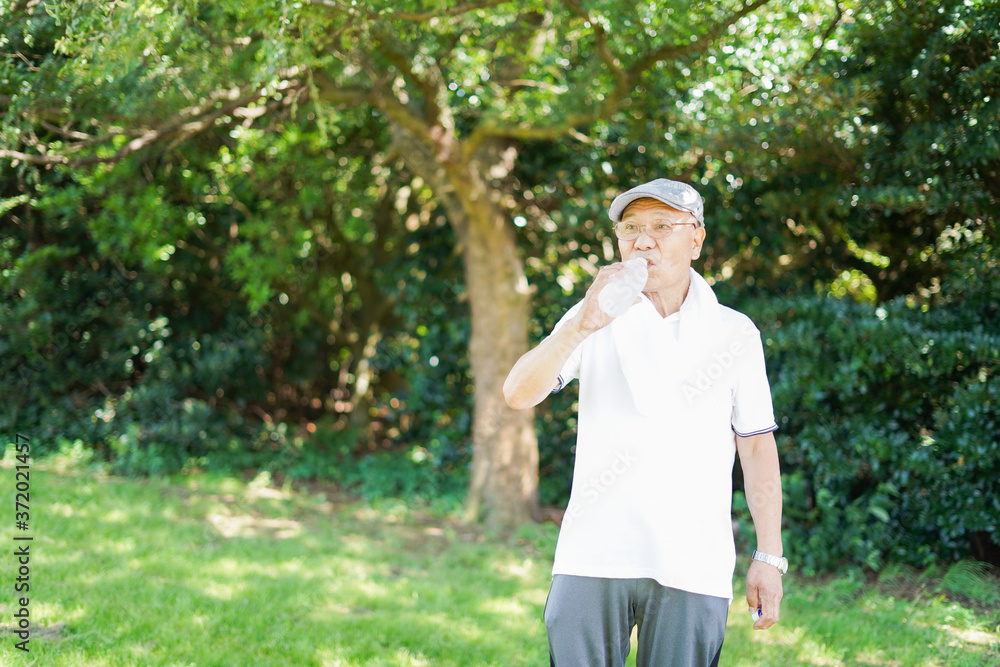 Obraz premium 外でランニングをする高齢の男性