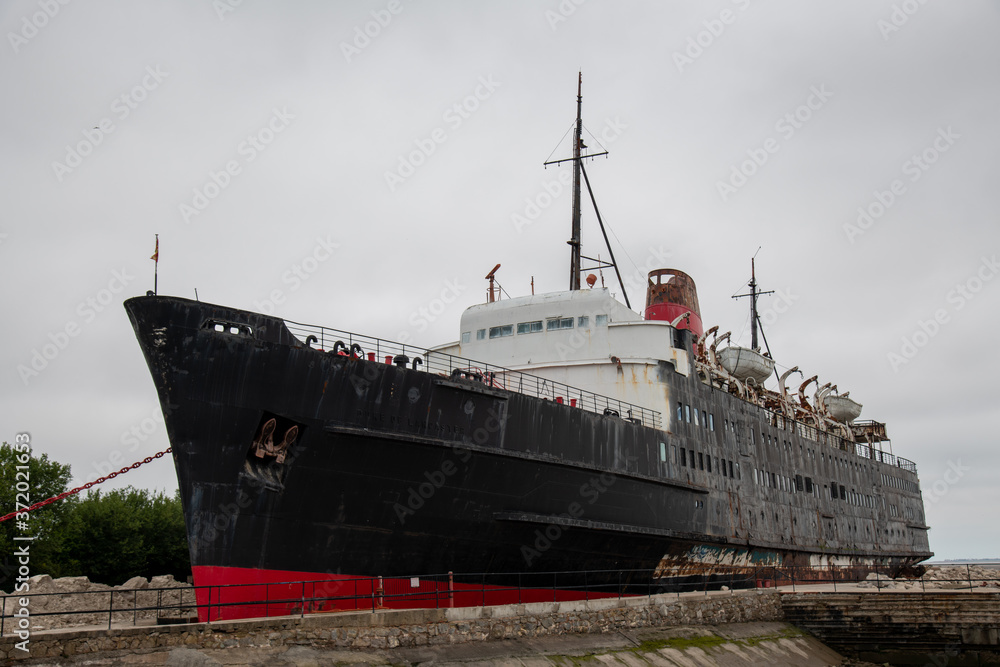 Foto de Mostyn Docks, River Dee, North Wales, UK. TSS Duke of Lancaster