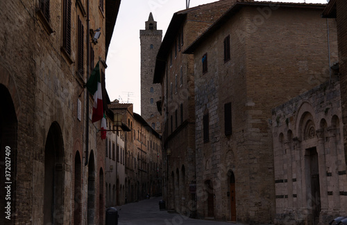 Fototapeta Naklejka Na Ścianę i Meble -  Alley of the city of San Gimignano in the morning