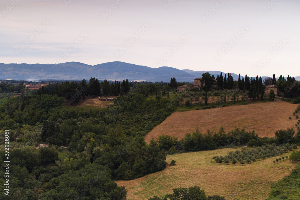 Obraz premium View of the Tuscan landscape near San Gimignano early in the morning