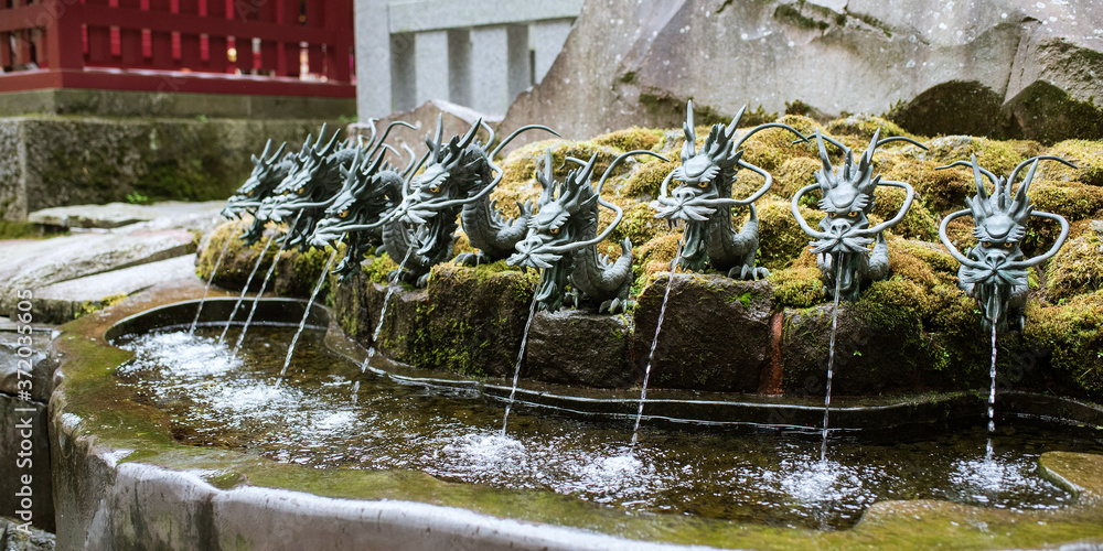 Φωτογραφία 箱根 九龍頭神社新宮の手水舎　Water purification basin (Chozuya) at 9-Headed-Dragon Shrine in H