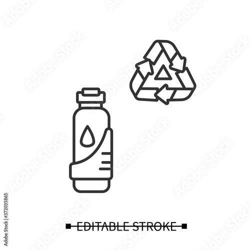 Drinking bottle icon. Reusable water container with recycling linear pictogram. Concept of waste-free products, plastic pollution prevention and adequate hydration. Editable stroke vector illustration