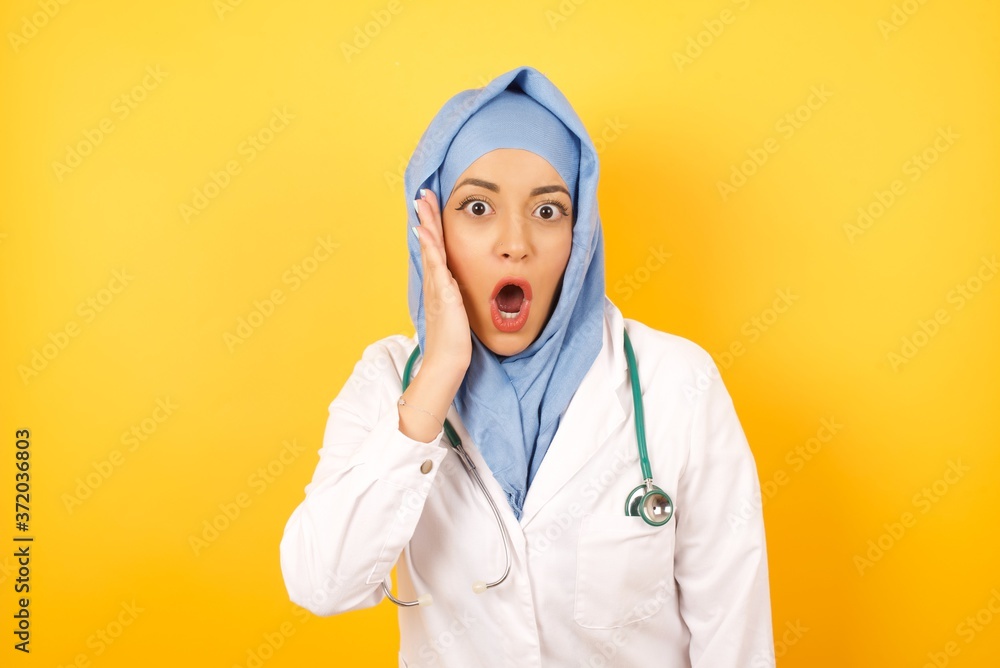 Φωτογραφία Horizontal portrait of shocked Young arab doctor woman wearing medical uniform s