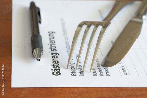 Formular für die Gästeregistrierung in einem Restaurant in Deutschland während der Corona-Pandemie photo