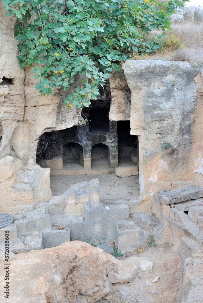 Φωτογραφία Graves cut into rocks at the ancient Tomb of the Kings necropolis in the city of