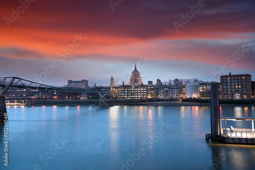 Obraz na płótnie A view across the River Thames at dusk towards St. Paul's Cathedral in London, UK. w salonie