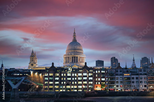 Obraz na płótnie A view across the River Thames at dusk towards St. Paul's Cathedral in London, UK. w salonie