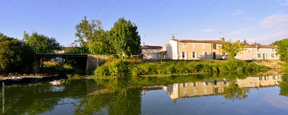 Panoramique de barques et reflets des maisons sur la Sèvre Niortaise à Damvix (85420), Vendée en Pays de la Loire, France