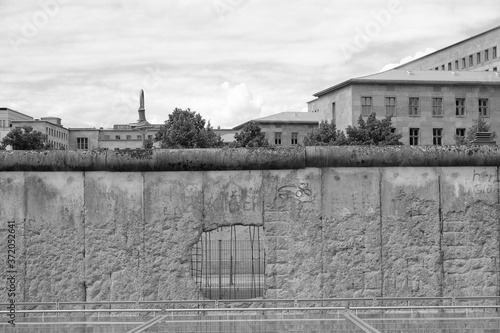 Reste der Berliner Mauer in der Niederkirchnerstraße in der Hauptstadt Berlin mit dem Sitz des Bundesministerium für Finanzen im Hintergrund, fotografiert in klassischem Schwarzweiß photo