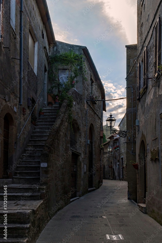 Morgenstimmung in der Altstadt von Pitigliano in der Toskana, Italien 