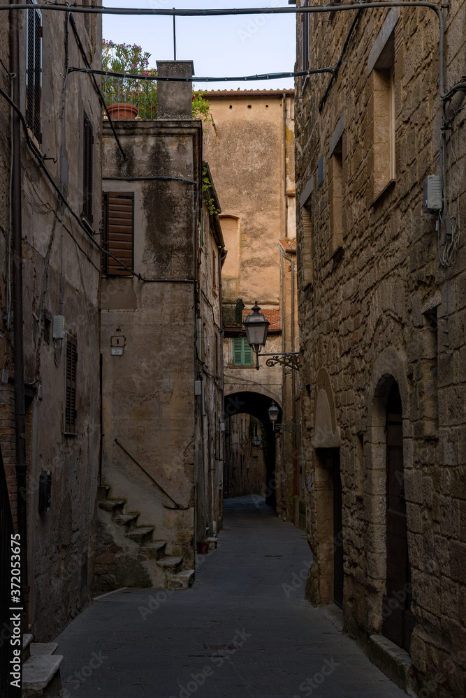 Verlassene Straße in der Altstadt von Pitigliano in der Toskana, Italien 