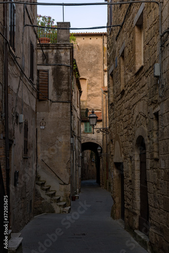 Verlassene Stra  e in der Altstadt von Pitigliano in der Toskana  Italien 