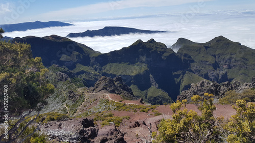 Madère, la mer de nuages et ses ilots sur la monté du pico ruivo