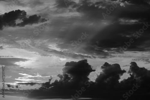 Wolkentürme in schwarz und weiß