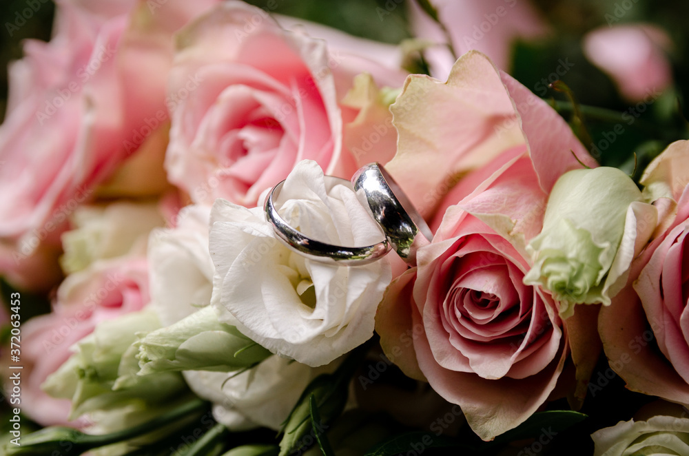 Obraz premium wedding rings and roses