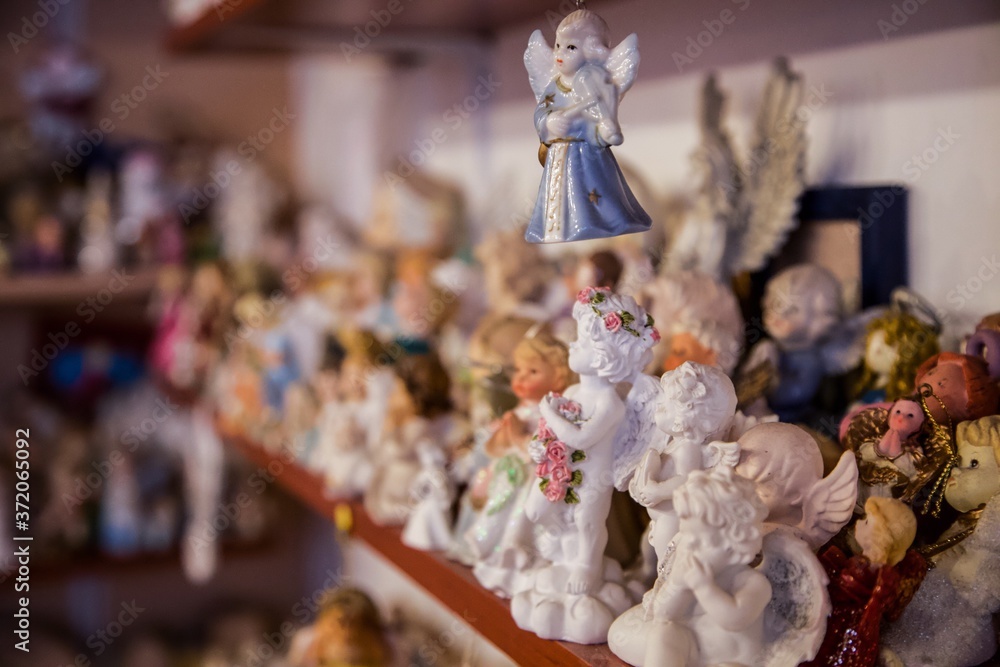 Kolekcja aniołków z kaplicy Anioła Stróża w Dziecięcym Szpitalu Specjalistycznym w Katowicach-Ligocie