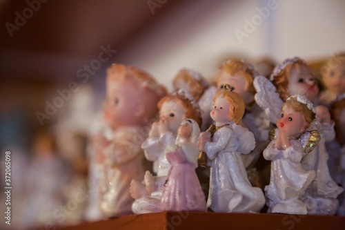 Kolekcja aniołków znajdujących się w kaplicy Anioła Stróża w szpitalu dziecięcym w Katowicach-Ligocie