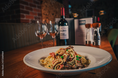 Slika na platnu Prawn and vegetable pasta