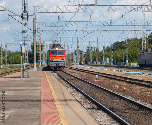 the electric locomotive is heading to the platform, the railway station