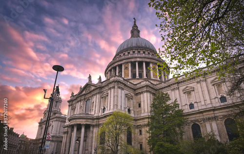 Obraz na płótnie St. Paul's Cathedral in central London, UK at dusk. w salonie