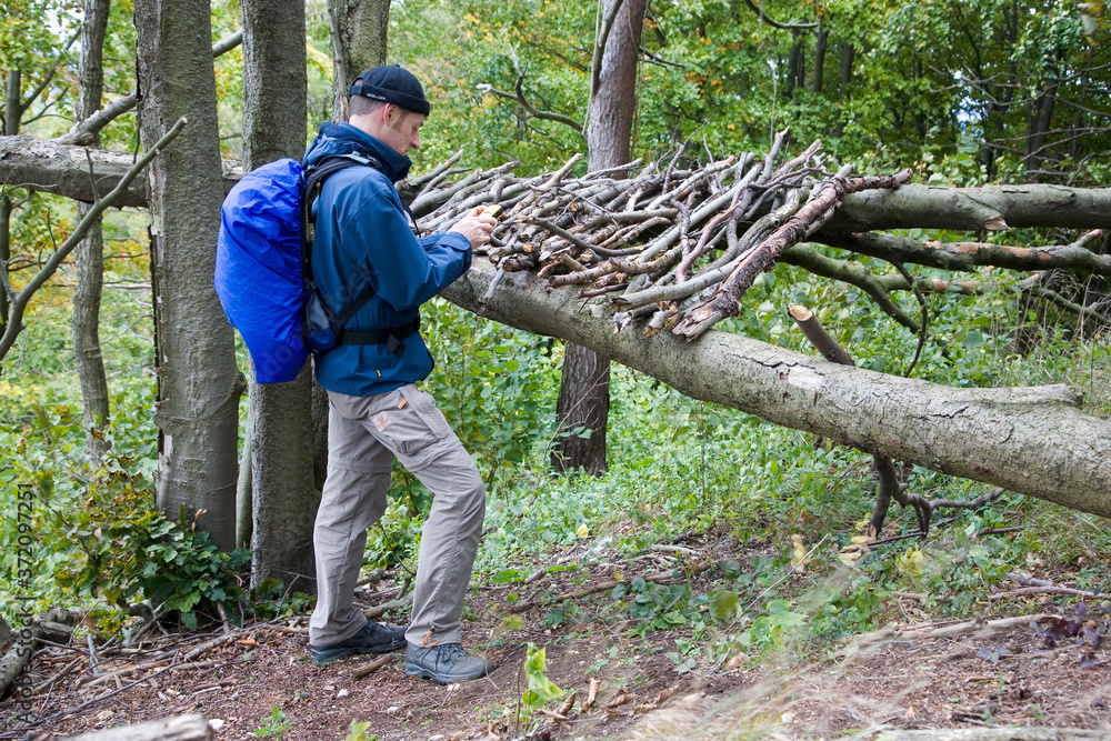Wanderer mit Landart - Naturkunst auf dem Staffelberg Wanderer mit Landart - Naturkunst auf dem Staffelberg