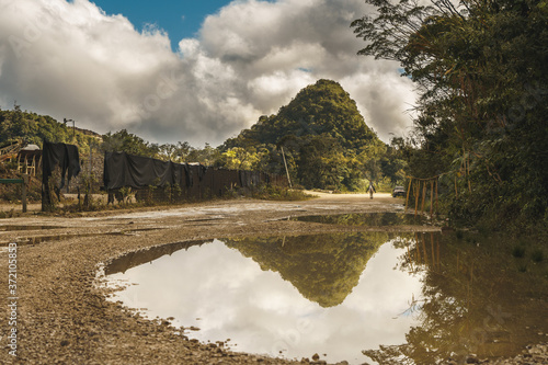 La montaña y el reflejo