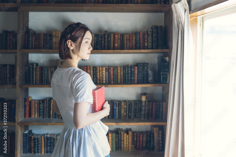 読書イメージ 本を読む女性 読書イメージ 本を読む女性