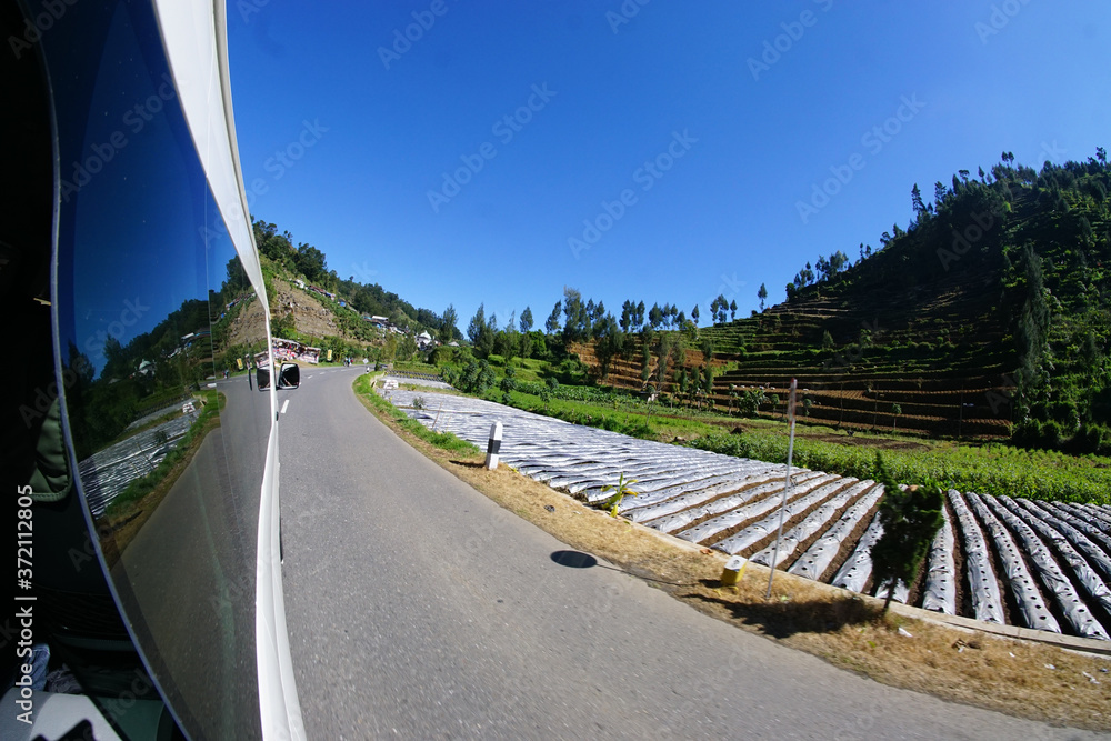 Naklejka premium A good reflection of the natural scenery from the car glass