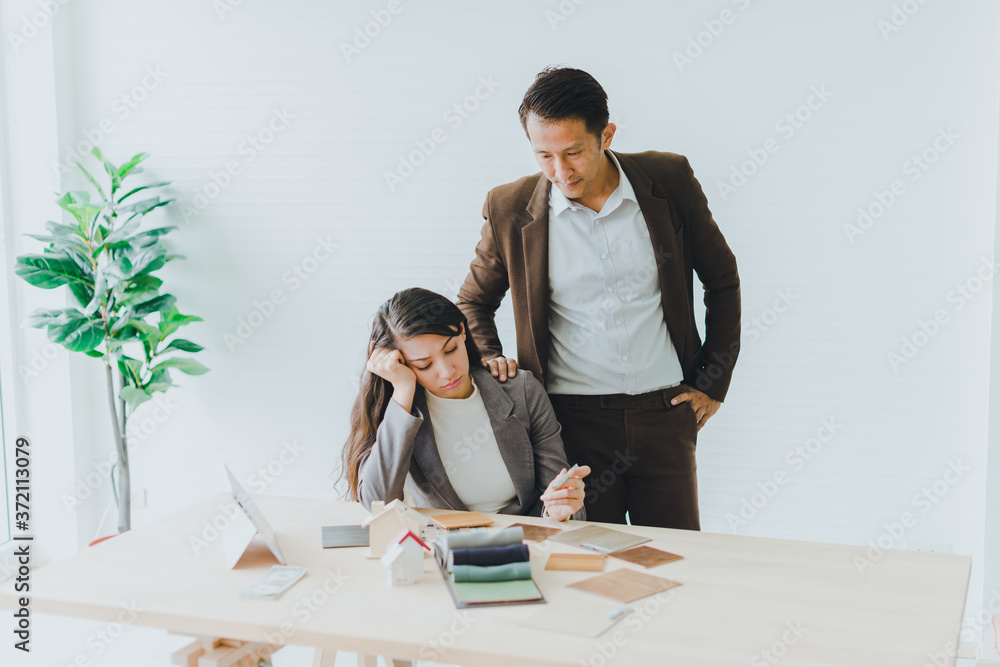 Obraz premium Young business women are stressed about work The young businessman introduced her to soothe and heal stressed.