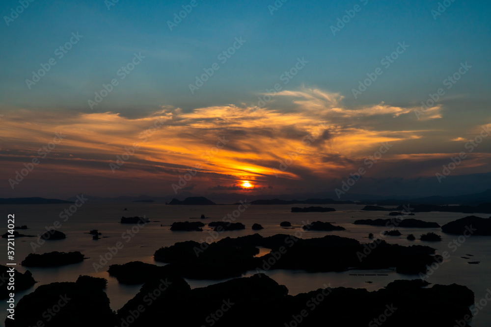 Obraz premium 長崎県佐世保市 九十九島に沈む夕日（展海峰）