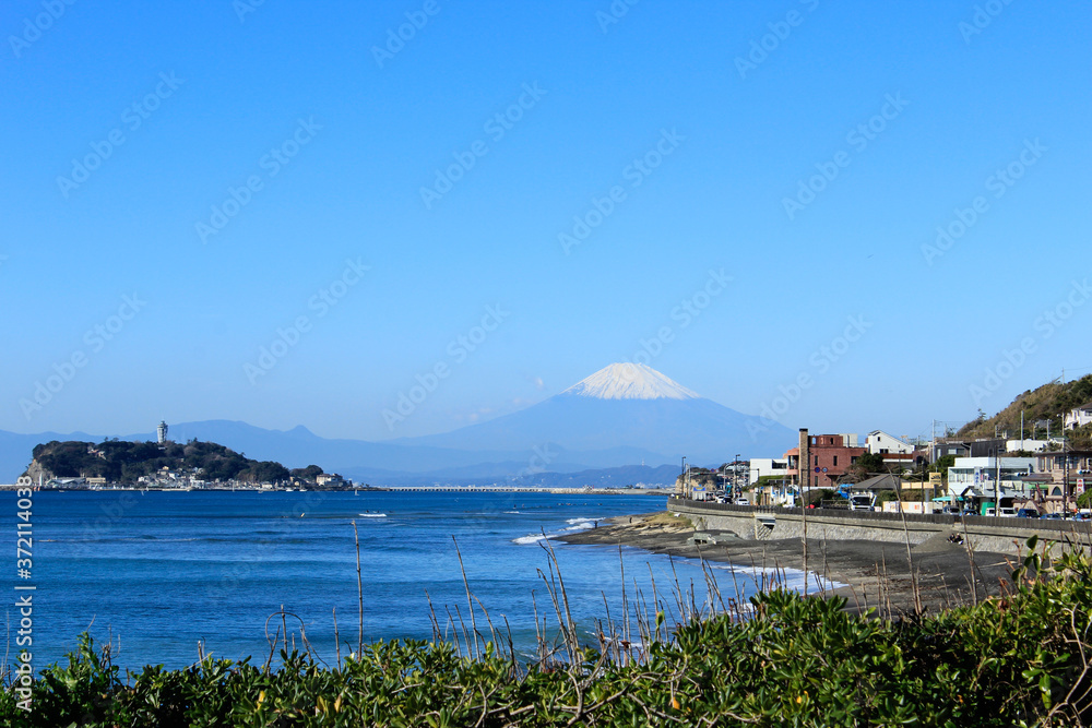 江の島と富士山を望む海岸線