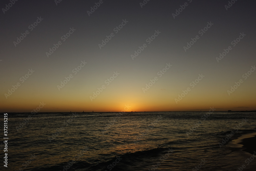 ワイキキビーチに沈む夕日