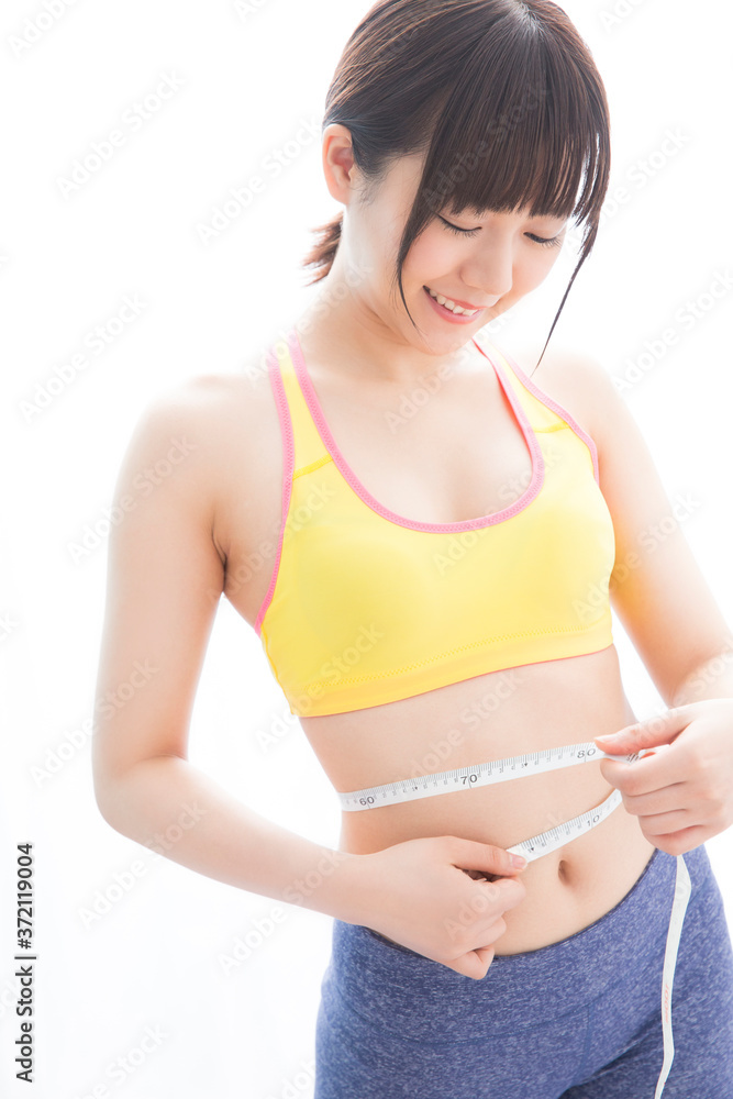 ウエストを測る女性