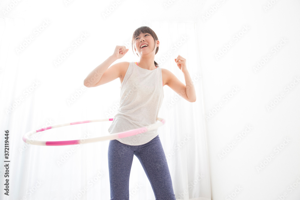 フラフープをする女性