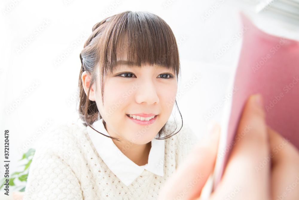 Naklejka premium 読書をする女性