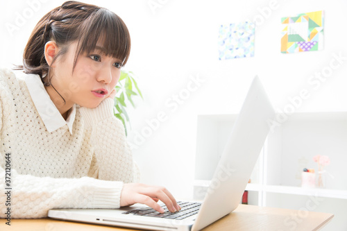 ノートパソコンをする女性