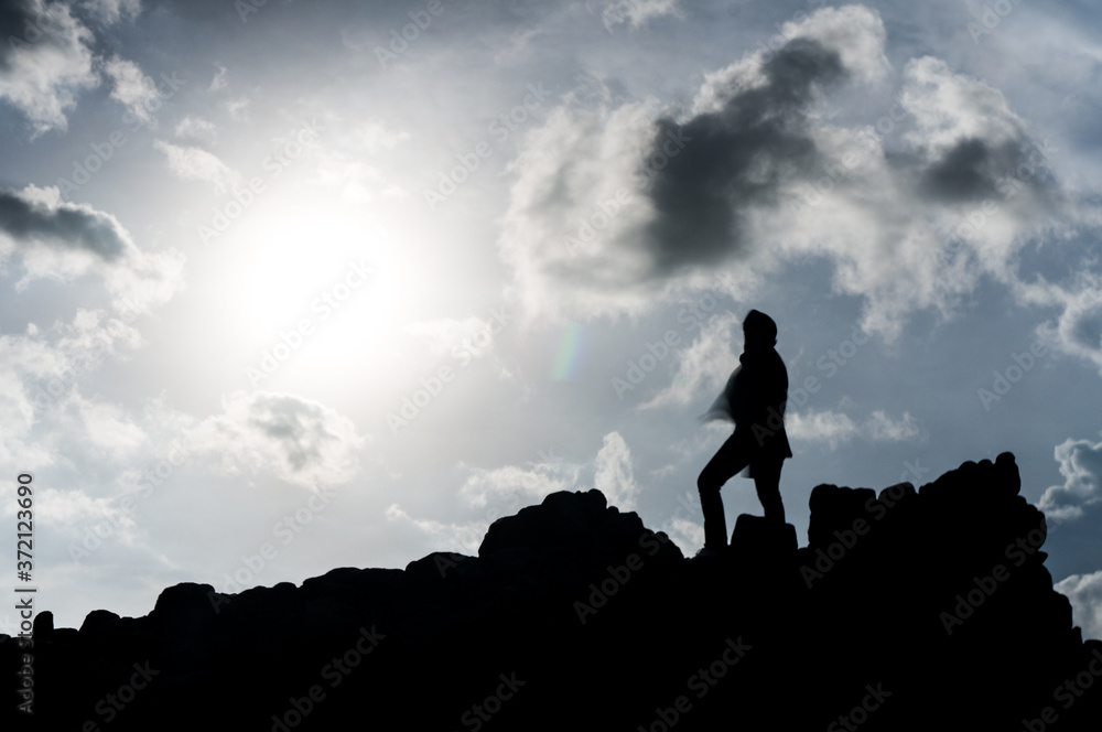 Fototapeta premium silhouette of a lady on the top of the mountain