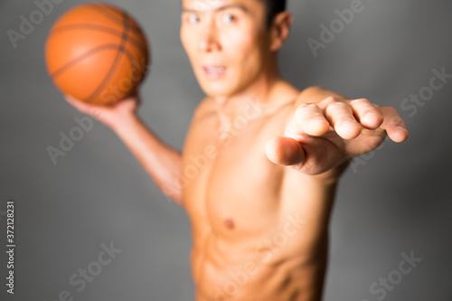 バスケットボールをする男性