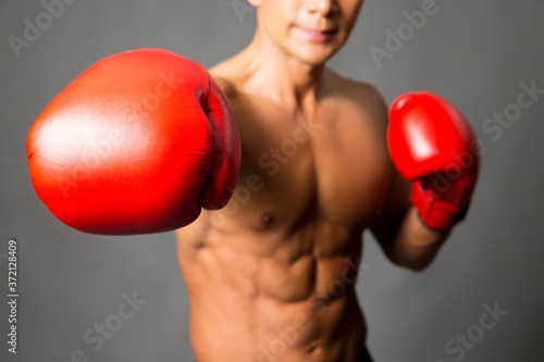 ボクシングをする男性