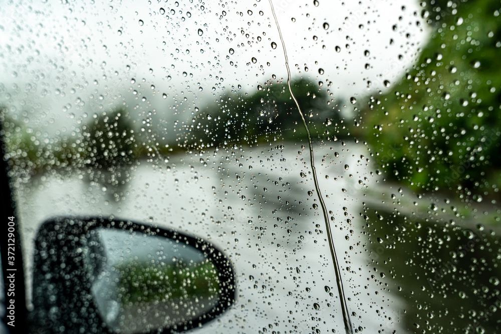 【雨の日イメージ】車についた雨粒