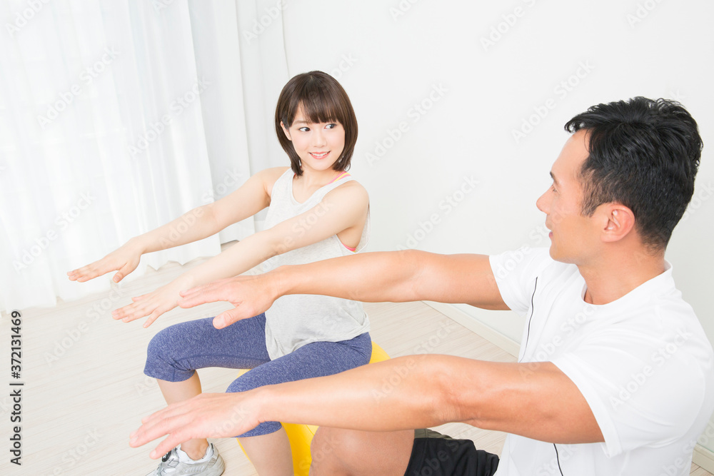 Obraz premium バランスボールでトレーニングする男女