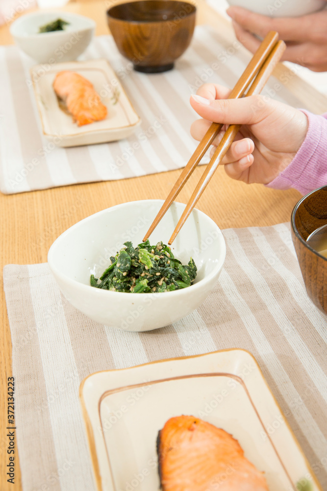 食事をする女の子の手元 食事をする女の子の手元