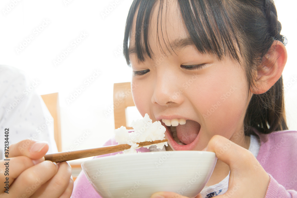 白米を食べる女の子